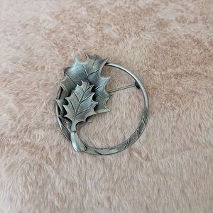 🌷2/$10🌷Silver leaf brooch